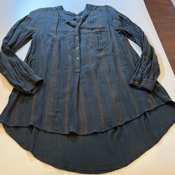 Free People women’s size Small flowy tunic w/ 5 buttons charcoal crinkle fabric - Picture 5 of 6